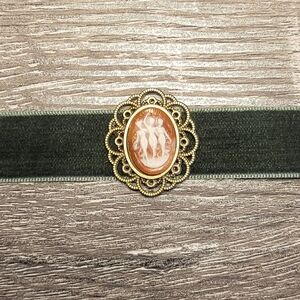 VELVET MUSE Three Graces Cameo Choker - Green